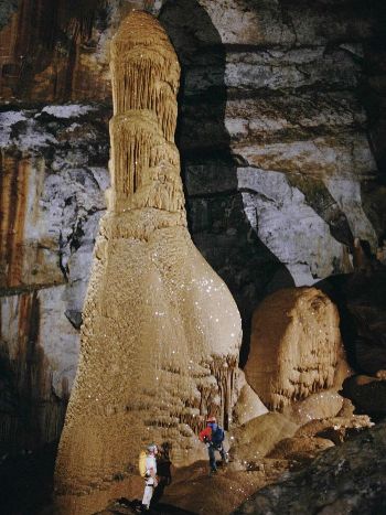 Kubla Khan barlang, 18 méter magas sztalagmit (állócseppkő)