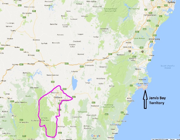 Balra a ciklámen pacni az Australian Capital Territory, jobbra a fekete nyíl egy kis pirossal körbekerített területre mutat, na az a Jervis Bay Territory